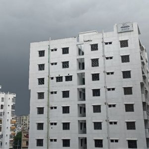 মেঘে ঢেকেছে ঢাকার আকাশ, দেশের বিভিন্ন অঞ্চলে বজ্রবৃষ্টির পূর