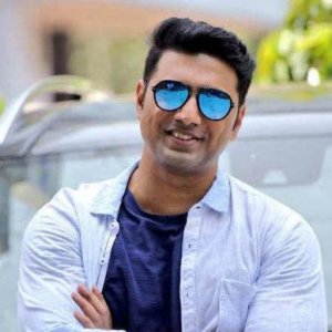 মমতার সঙ্গেই থাকব, শুভেন্দুদাও প্রিয়: দেবের মন্তব্যে নতুন জ