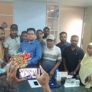 যাকে পুলিশ খুঁজছে তিনি ফুল দিচ্ছেন ইউএনওকে