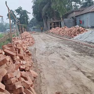 প্রধানমন্ত্রীর সফর শেষে তুলে নেওয়া হলো সেই সড়কের ই
