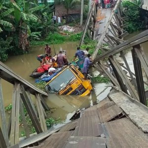 বেশি ভারী ট্রাক ওঠায় ভেঙে পড়লো ব্রিজ