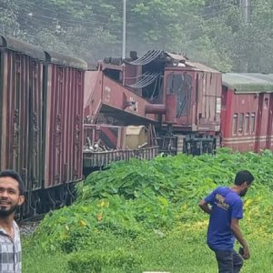 যে ট্রেন উদ্ধার করতে গেলো সেটিও লাইনচ্যুত
