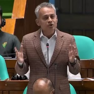 সিঙ্গাপুর-কলম্বোর দক্ষতায় পরিচালিত হবে চট্টগ্রাম বন্দর, সংসদ