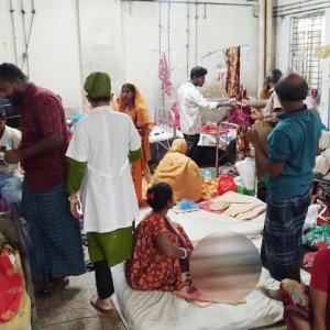 সরকারি হাসপাতালে পেটেভাতে কাজ করা ২০০ কর্মীকে একসঙ