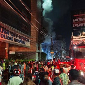 খুলনা সিটি মেডিক্যাল হাসপাতালে আগুন, নিয়ন্ত্রণে ১০ ইউনিট