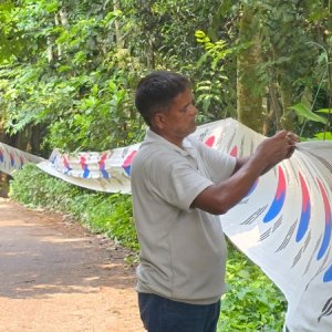 এবার দক্ষিণ কোরিয়ার ৫ কিলোমিটার দীর্ঘ পতাকা টানিয়েছেন ভক্ত