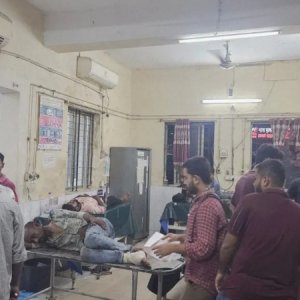 মানুষের জটলার ওপর উঠে গেলো কাভার্ডভ্যান, নিহত ২