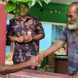 ভাইকে দেখে কাঁদতে শুরু করেন সেই বৃদ্ধ, ভারতে গেলেন কীভাবে