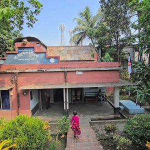 ট্রেনের ছাদ থেকে রক্তাক্ত যুবকের মরদেহ উদ্ধার