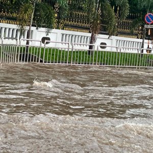 ঘণ্টাখানেকের বৃষ্টিতে তলিয়ে গেল ঢাকার বিভিন্ন এলাকা