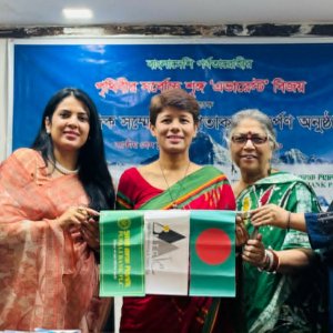 এভারেস্ট-জয়ী নিম্নি'র সংবাদ সম্মেলন ও পতাকা-প্রত্যর্পণ
