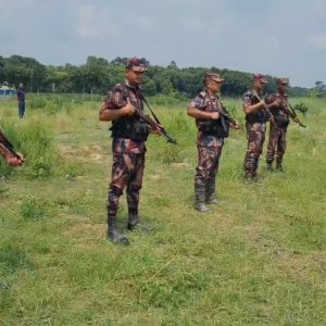 বিএসএফের পুশইন করা ১২ জনকে ঢুকতে দেয়নি বিজিবি-স্থানীয়রা, সীমান্তে অবস্থান