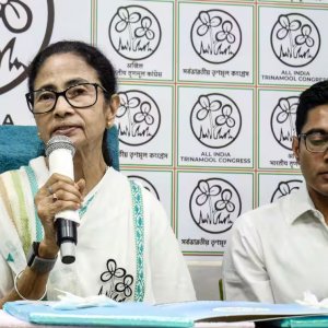 বাড়ি তল্লাশির পর ক্ষুব্ধ অভিষেক, পাশে দাঁড়াতে ছুটলেন মমতা
