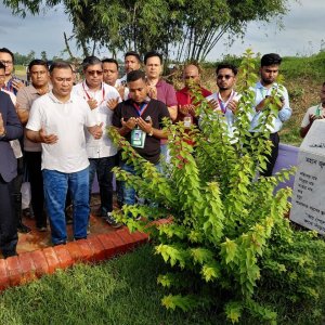 শহীদ ওয়াসিমের কবর জিয়ারত করলেন প্রধানমন্ত্রী