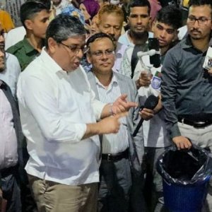 এলজিআরডি প্রতিমন্ত্রীর ‘ক্লিন-আপ ড্রাইভ’, বর্জ্য ফেলায় ১০ ব্যবসায়ীকে জরিমানা