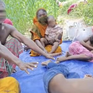 ৬৩ ঘণ্টা সীমান্তে আটকে থাকা ব্যক্তি বললেন, ‘জীবন আর সহ্য হচ্ছে না, কাগজ আছে’