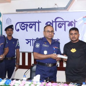 হারানো ২৪টি মোবাইল উদ্ধার করে মালিকদের হাতে তুলে দিলো পুলিশ