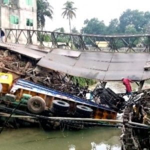 গোপালগঞ্জে বেইলি ব্রিজ ভেঙে ট্রাক ও ইজিবাইক খালে, আহত ৪