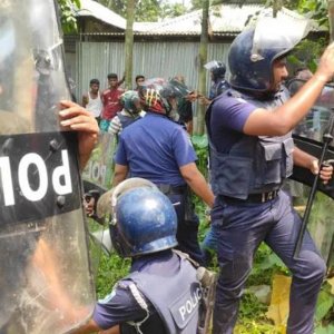 রণক্ষেত্র লালমনিরহাট, বিক্ষুব্ধ জনতার ক্ষোভ কেন পুলিশের ওপর