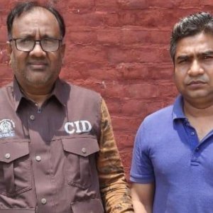জাল শেনজেন ভিসা দিয়ে পাচার: বিমান কর্মকর্তা গ্রেফতার