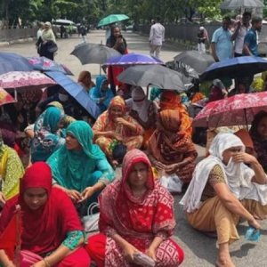 মহাখালী-তেজগাঁও সড়কে পোশাকশ্রমিকদের অবরোধ, বকেয়া বেতনের দাবি