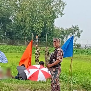 সন্তানসহ সীমান্তে আটকে পড়া দম্পতি জানালেন তারা কোন দেশের বাসিন্দা