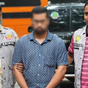 সাবেক ভূমিমন্ত্রীর ফেসবুক পেজের অ্যাডমিন গ্রেফতার