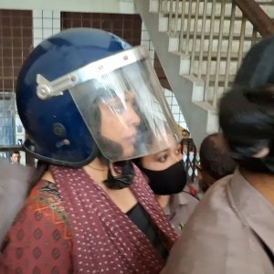 এজলাসে অসুস্থ সাবিনা আক্তার তুহিন, খাবারের কষ্টের অভিযোগ