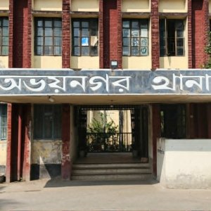 বিদ্যালয়ের মাঠে যুবককে পিটিয়ে ও কুপিয়ে হত্যা