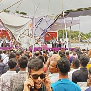 প্রধানমন্ত্রী পৌঁছানোর আগেই ভেঙে পড়লো সভামঞ্চের প্যান্ডেল