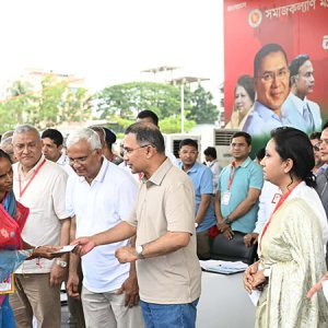 মৌলভীবাজার সদরে ফ্যামিলি কার্ড বিতরণ ও বৃক্ষরোপণ করলেন প্রধানমন্ত্রী