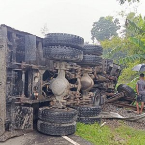 কুড়িগ্রামে ট্রাক উল্টে রেললাইনে, সারা দেশের সঙ্গে যোগাযোগ বন্ধ