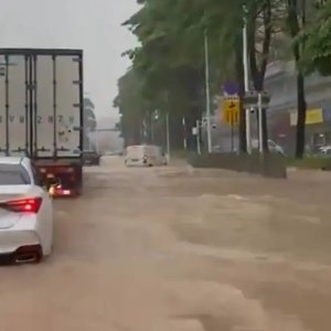ভারী বৃষ্টিতে চীনে বন্যা সতর্কতা, সরানো হলো ৩৭ হাজারের বেশি মানুষকে