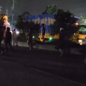 মধ্যরাতে ৩ ঘণ্টা মহাসড়ক অবরোধ করে শ্রমিকদের বিক্ষোভ