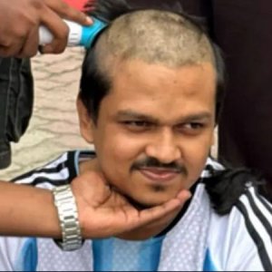 ব্রাজিল সমর্থকদের চাপে মাথা ন্যাড়া করলেন আর্জেন্টিনার ভক্ত