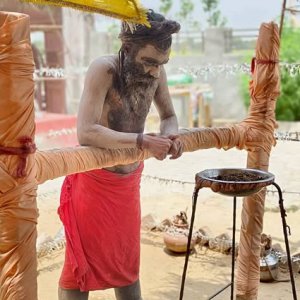 টানা ৫ বছর দাঁড়িয়ে আছেন ভারতীয় সাধু, ফুলে কালো হয়ে গেছে পা