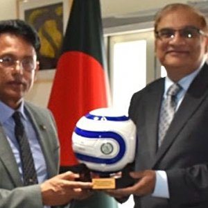 বাংলাদেশের স্কুলে বিতরণের জন্য ১ হাজার ফুটবল দিলো পাকিস্তান