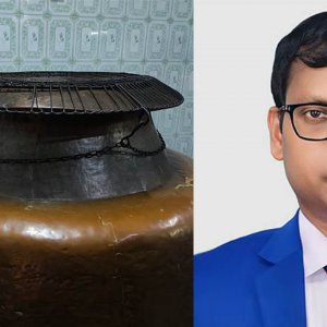 মাজারের ডেগে হাত দিয়ে কপাল পুড়লো ডিসি সারওয়ারের