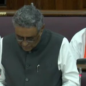 বেকার স্নাতকদের ৩ হাজার রুপি ভাতা, পশ্চিমবঙ্গে শুভেন্দুর প্রথম বাজেট