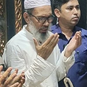হাতকড়া নিয়ে মায়ের জানাজায় আ.লীগ নেতা, ঘরে খেলেন ভাত