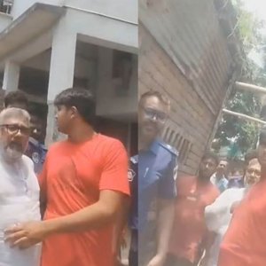 সাবেক মেয়রকে ছিনিয়ে নিলেন আ.লীগ নেতাকর্মীরা, পুলিশ বলছে পালিয়ে গেছে