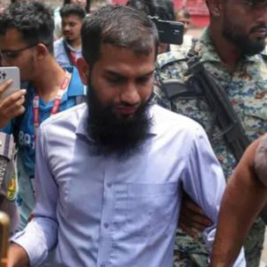 ধানমন্ডি ৩২ নম্বরে ভিডিও ধারণের সময় যুবক আটক