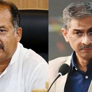 প্রধানমন্ত্রীর চীন সফরসঙ্গী হতে রাতে ঢাকা ছাড়বেন দুই মন্ত্রী