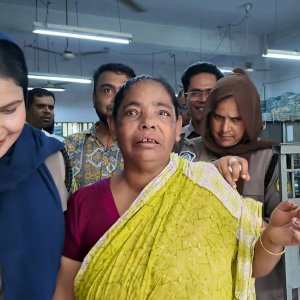 আদালতে প্রক্সি দিতে এসে নারী আটক, পালালেন আইনজীবীরা