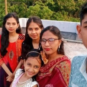 বিদ্যুৎস্পৃষ্টে বাবা, ঘাতকের হাতে মা ও তিন মেয়ের মৃত্যুতে শেষ একটি পরিবার