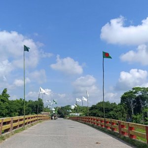 দেশের বিভিন্ন স্থানে উড়ছে ‘সাদা-কালো পতাকা’, নেপথ্যে কারা জানে না পুলিশ