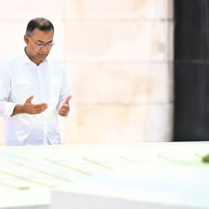 দেশে ফিরে বাবা-মায়ের কবর জিয়ারত প্রধানমন্ত্রীর
