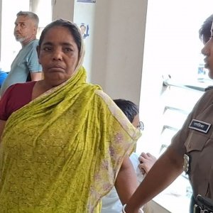 চেক ডিজঅনার মামলায় প্রক্সি দেওয়া মনোয়ারা কারাগারে
