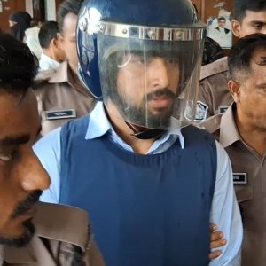 স্ত্রীকে আত্মহত্যার প্ররোচনার মামলায় অভিনেতা জাহের আলভী কারাগারে