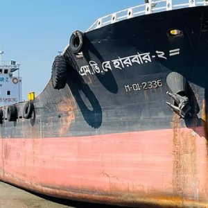 কর্ণফুলী নদীতে ডুবলো লাইটার জাহাজ, ১২ জনকে উদ্ধার